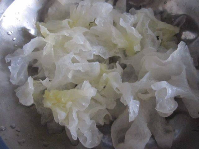 下午茶之银耳雪梨汤步骤1