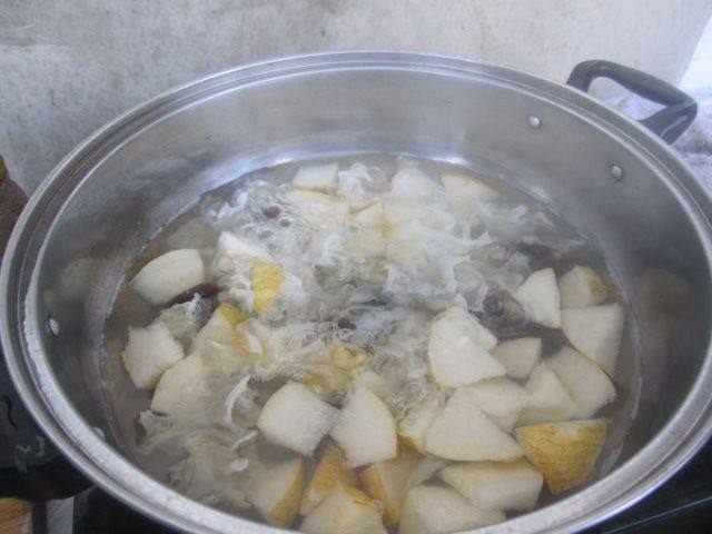 下午茶之银耳雪梨汤步骤6