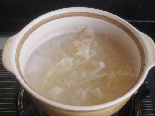 荸荠蜜枣银耳羹步骤3