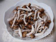 蟹味菇滚雪耳汤步骤2