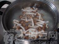 蟹味菇滚雪耳汤步骤5