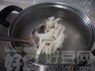 蟹味菇滚雪耳汤步骤3