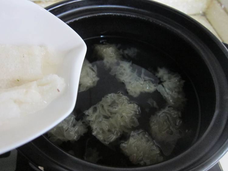 竹荪银耳汤步骤4