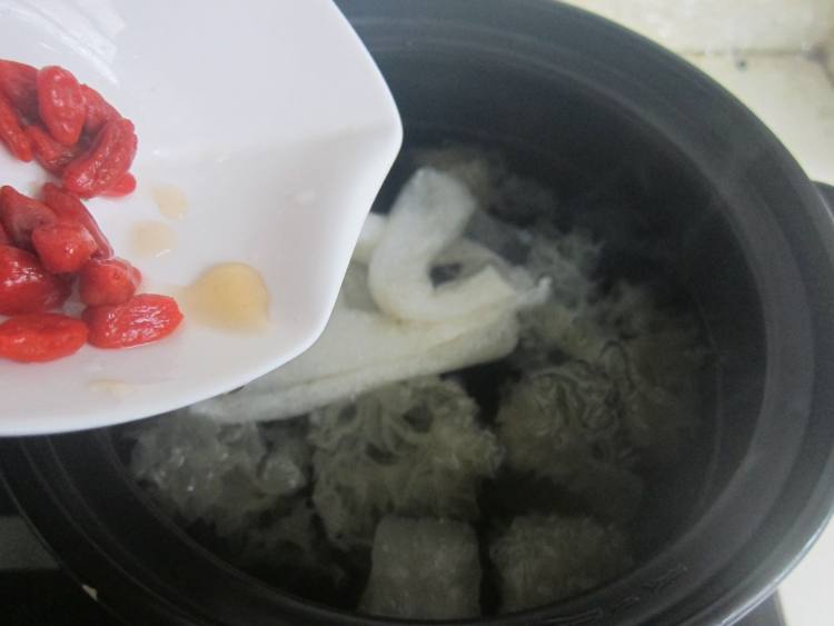 竹荪银耳汤步骤6