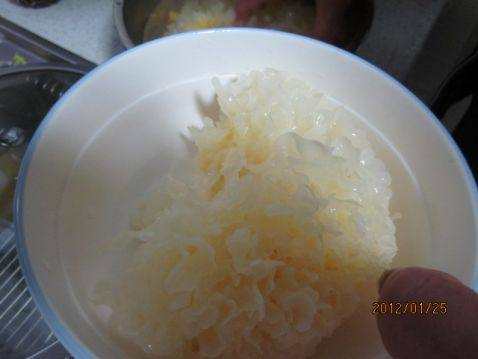 蒜苗炒银耳步骤1