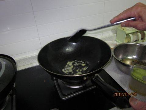 蒜苗炒银耳步骤5