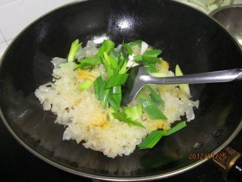 蒜苗炒银耳步骤7