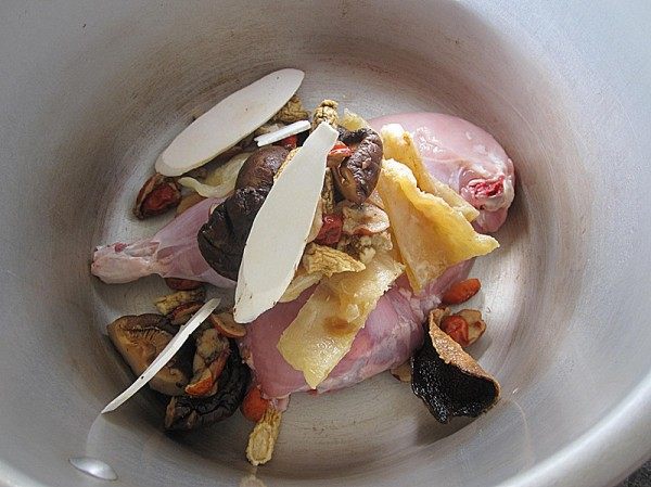 花旗参鸡汤步骤6