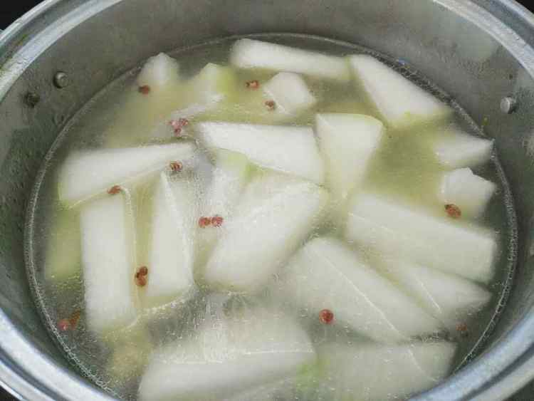冬瓜脆骨汤步骤7