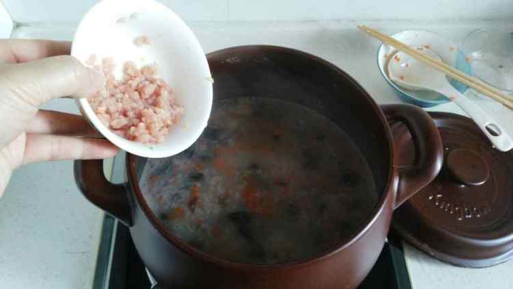 胡萝卜皮蛋瘦肉粥步骤10