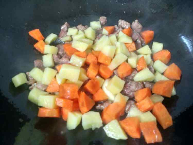 土豆牛肉焖饭步骤3