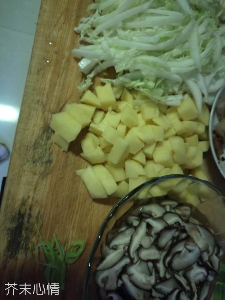 白菜香菇肉丸煲步骤1