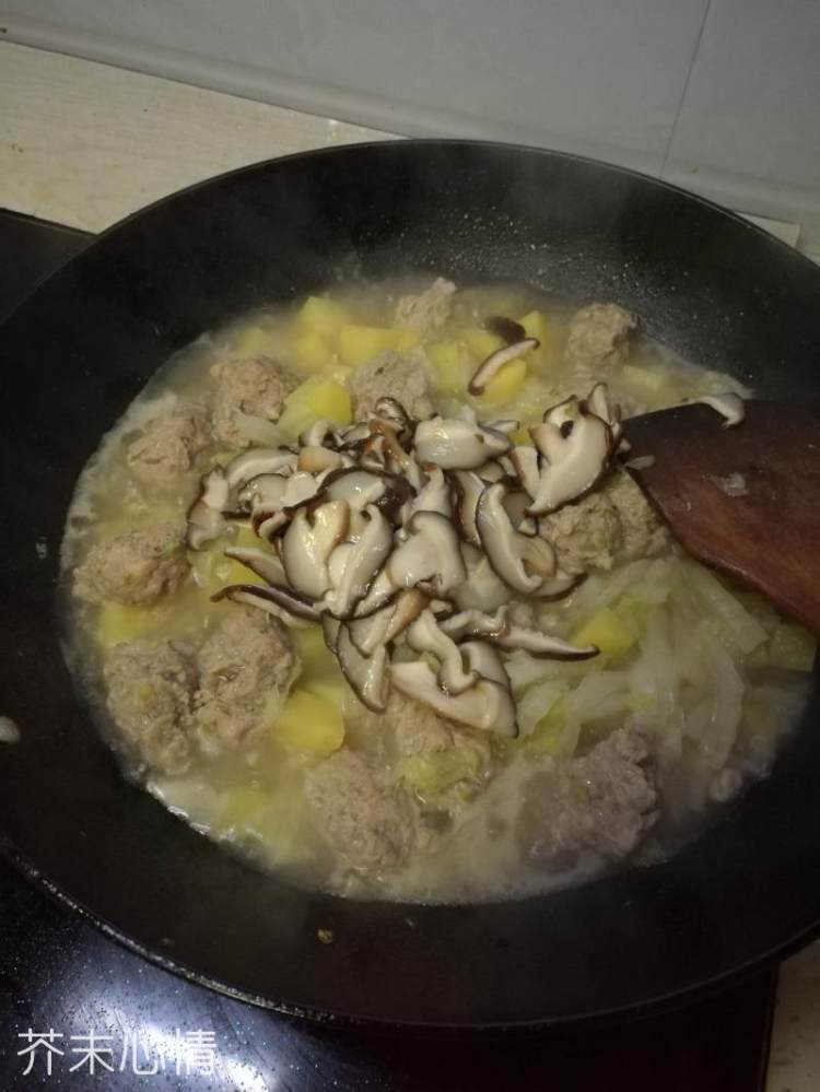 白菜香菇肉丸煲步骤9