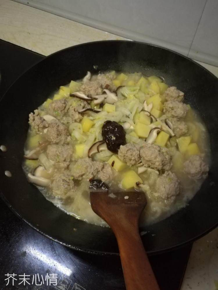 白菜香菇肉丸煲步骤10
