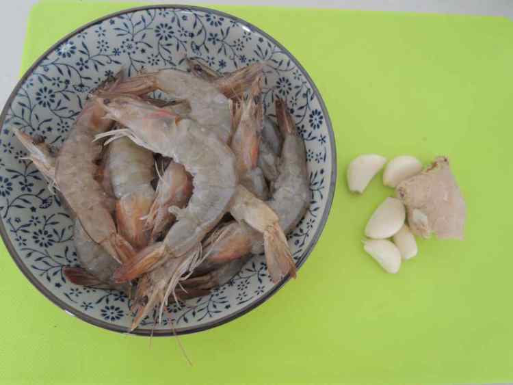 姜蒜炒虾步骤1