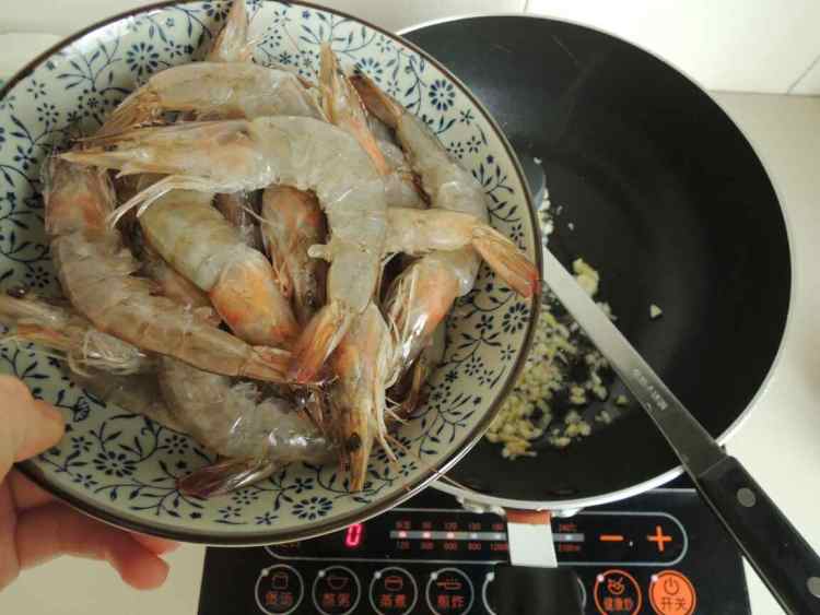 姜蒜炒虾步骤4
