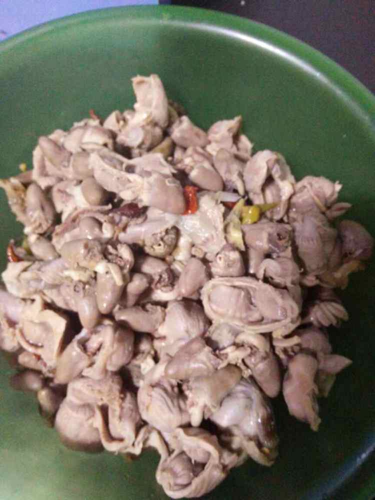 尖椒炒鸡珍步骤1