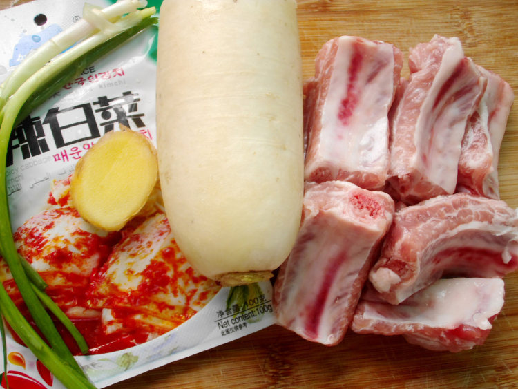 泡菜萝卜炖排骨步骤1