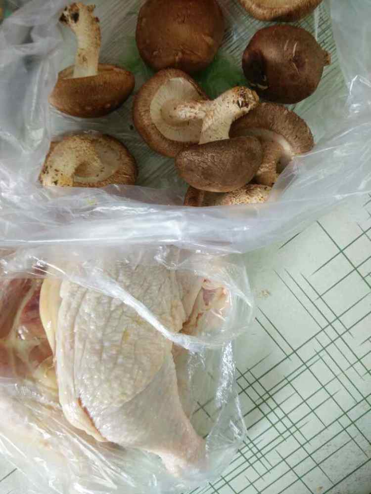 香菇鸡腿汤步骤1