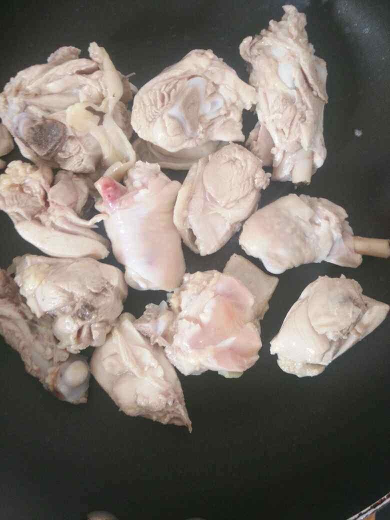 香菇鸡腿汤步骤3