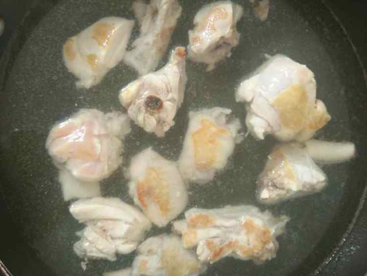 香菇鸡腿汤步骤6