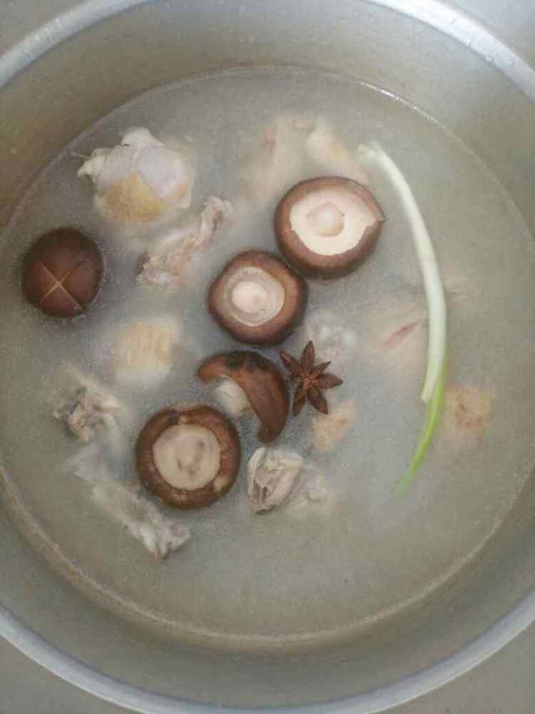 香菇鸡腿汤步骤7