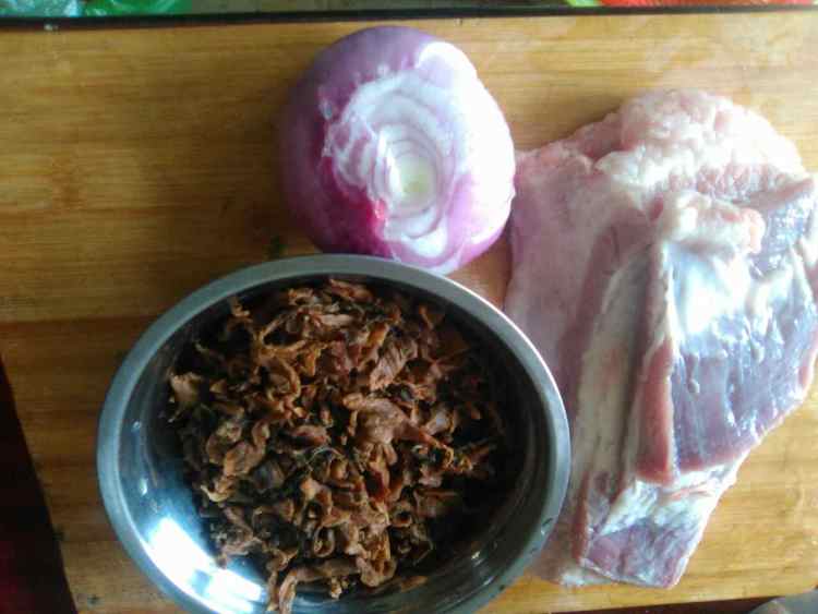 五花肉炒盐菜步骤2