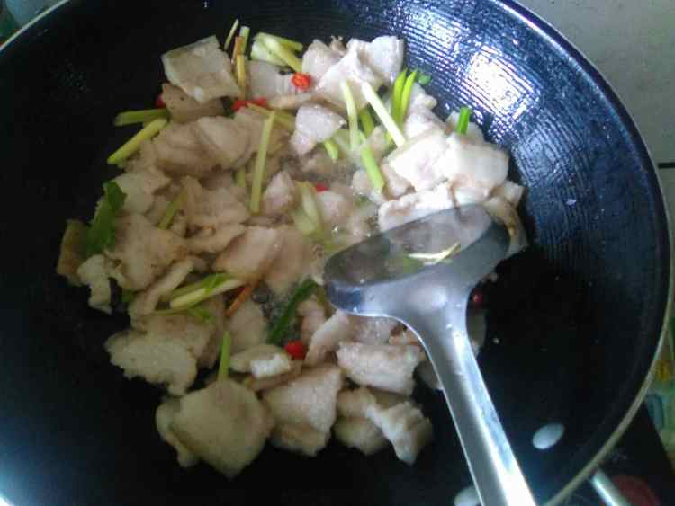 五花肉炒盐菜步骤4