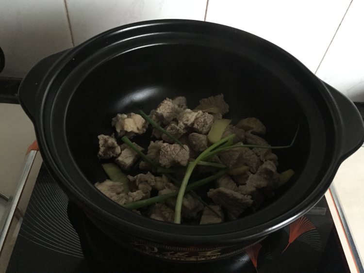 西红柿土豆牛腩煲步骤2