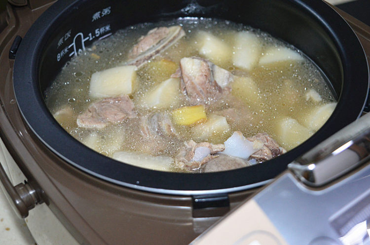 萝卜炖骨头汤步骤12