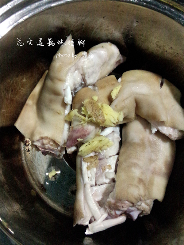 花生莲藕炖猪脚步骤4