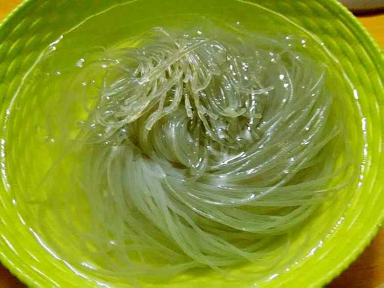 砂锅白菜炖粉丝步骤2