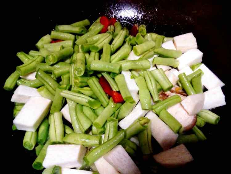 架豆王焖红烧猪肉罐头步骤3