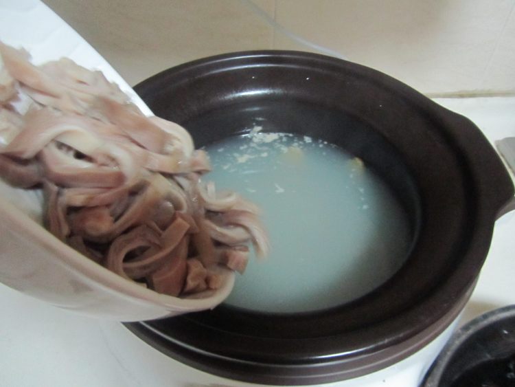 肚片木耳花生汤步骤8