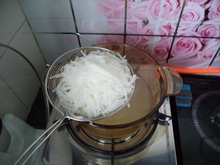 鸡汤萝卜丝步骤6
