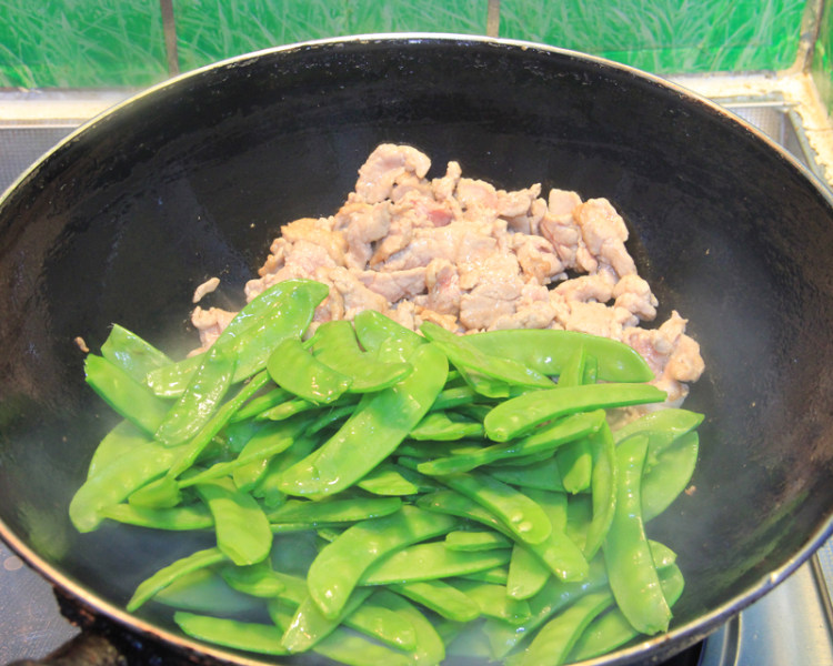 豌豆角炒牛肉步骤7