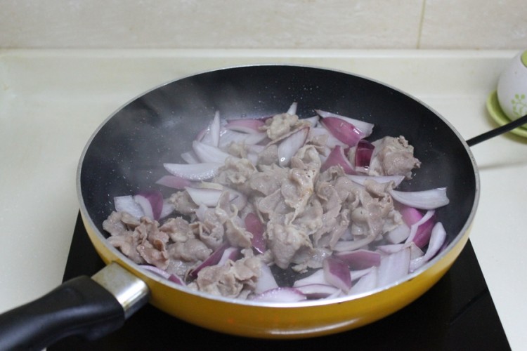 紫洋葱爆羊肉步骤5