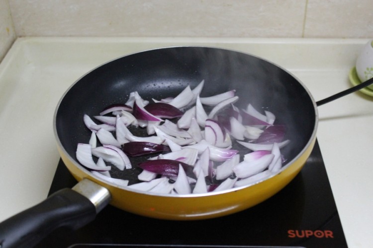 紫洋葱爆羊肉步骤4