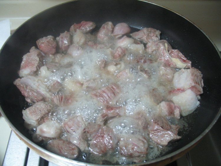 红酒炖牛肉步骤2