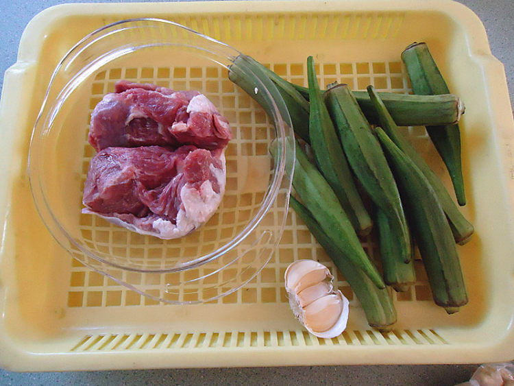 羊肉炒秋葵步骤1
