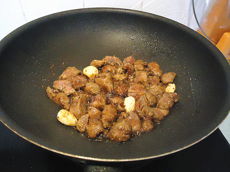 羊肉炒秋葵步骤6