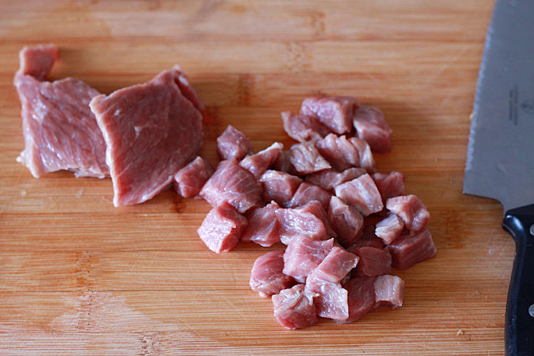 火龙果黑椒牛肉粒步骤1