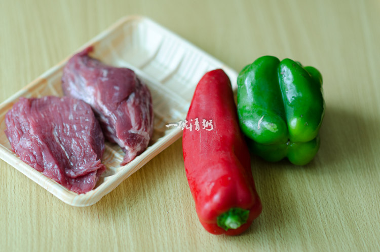 彩椒牛肉步骤1