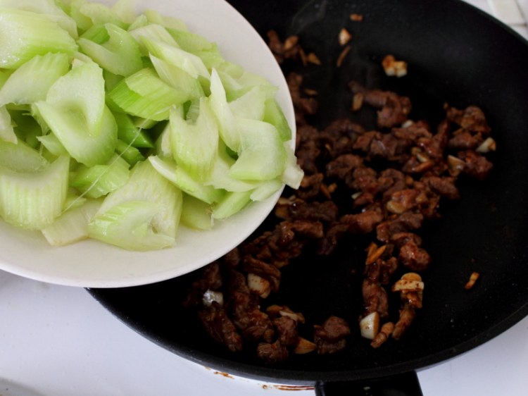 芹菜炒羊肉步骤7