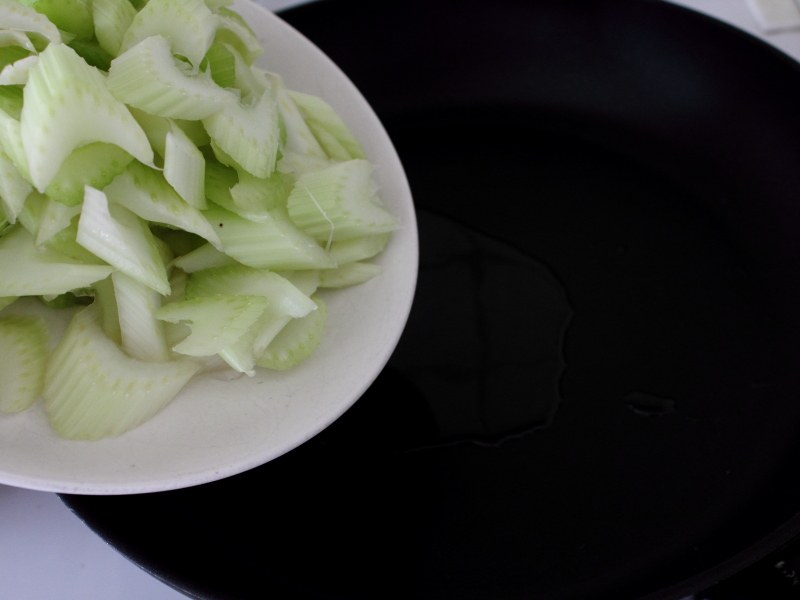 芹菜炒羊肉步骤4