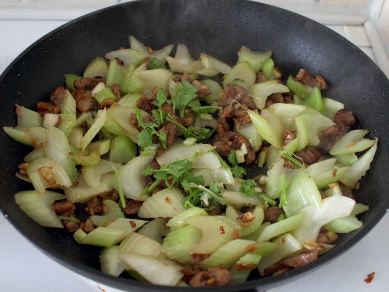 芹菜炒羊肉步骤9