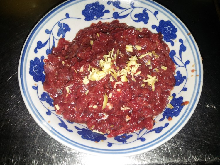 芹菜冬笋炒牛肉步骤1