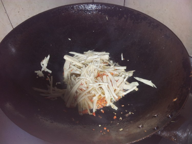 芹菜冬笋炒牛肉步骤6