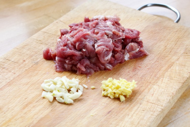 胡萝卜羊肉炒鸡蛋步骤2