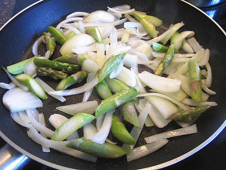 XO酱炒牛肉洋葱芦笋步骤7